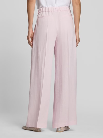 Frauenmodel trägt Relaxed Fit Hose aus Leinen-Mix Modell 'TIANA11' von BOSS, Optik: Unifarben, Material: Leinen-Viskose-Mix, Ganzkörperansicht Rückansicht.