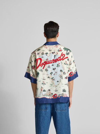 Männermodel trägt Regular Fit Freizeithemd mit Knopfleiste von Dsquared2, Satin-Haptik, Reverskragen, buntes Design, Ganzkörperansicht Rückansicht.