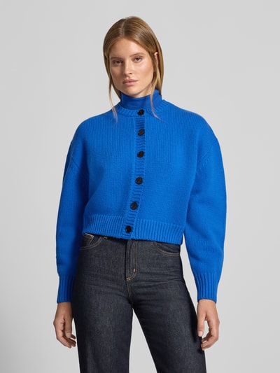 Vrouwenmodel draagt gebreid jack van puur katoen met los model, doorlopende knoopsluiting, ribboorden, ruglengte 46 cm, mouwlengte 58 cm, Knit Cardigan aus Wolle van Style Icon Collection, Ganzkörperaanzicht van voren