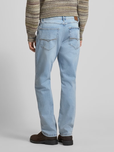Männermodel trägt Relaxed Fit Jeans im Used-Look von Christian Berg Men aus hellblauem Baumwoll-Mix mit Eingrifftaschen, Ganzkörperansicht Rückansicht.