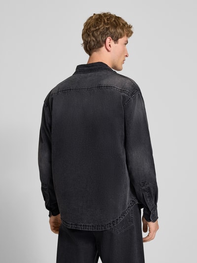 Männermodel trägt Regular Fit Jeanshemd aus reiner Baumwolle von Replay in dunklem Grau, strukturierte Oberfläche, Ganzkörperansicht Rückansicht. Rückenlänge 72 cm, Schulterbreite 46 cm, Brustweite 53 cm, Ärmellänge 58 cm, Kentkragen, Brusttaschen, langärmeliges Design, durchgehende Knopfleiste.