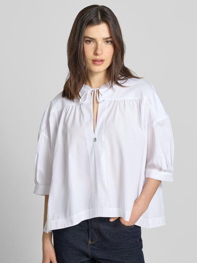 Frauenmodel trägt Oversized Bluse aus reiner Baumwolle Modell 'Bollana' von BOSS, Optik: Unifarben, Popeline, Ganzkörperansicht von vorne.
