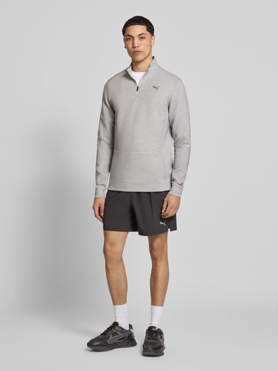 Männermodel trägt Sweatshirt mit Label-Detail Modell 'CLOUDSPUN' von PUMA PERFORMANCE, Elastischer-Material-Mix, Gerader-Schnitt, Grau, Ganzkörperansicht von vorne.
