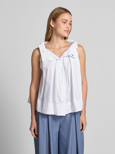 Frauenmodel trägt Bluse mit Umlegekragen und Rüschen von Rinascimento, weiß, Baumwoll-Mix, Loose Fit, Knopfleiste, Nahaufnahme Oberkörper.