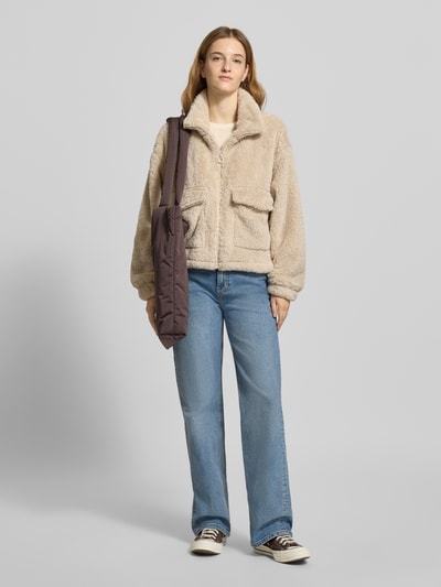 Frauenmodel trägt Loose Fit Fleecejacke mit Stehkragen Modell 'ANNA CONTACT' von ONLY, Optik: Unifarben, Materialverarbeitung: Kunstwebfell, mit Reißverschluss, Vordertaschen, Langarm, elastischem Ärmelabschluss und Tunnelzug am Rumpfabschluss, Ganzkörperansicht von vorne.