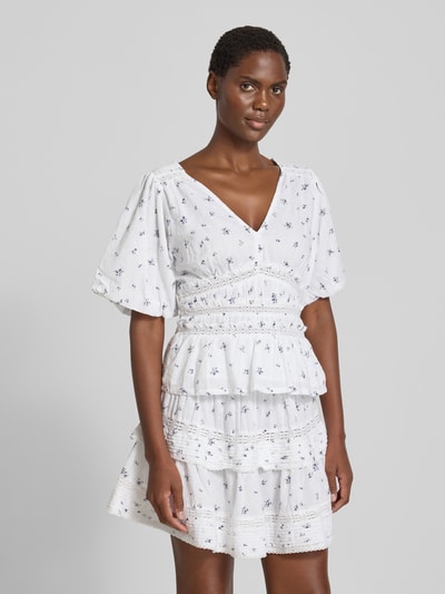 Kobiece modelka nosi Regular Fit Bluzkę z haftem ażurowym Model 'Sapura' z bawełny Neo Noir, rękaw o dł. 1/2, dekolt w serek, widok z przodu, ujęcie całej sylwetki.