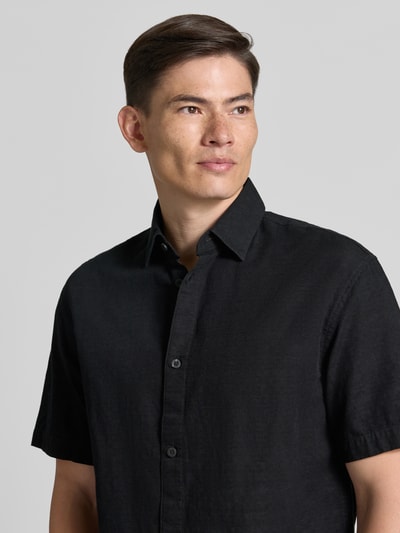 Männermodel trägt Loose Fit Freizeithemd aus reiner Baumwolle von Tom Tailor Denim, Optik: Unifarben, Nahaufnahme Oberkörper.