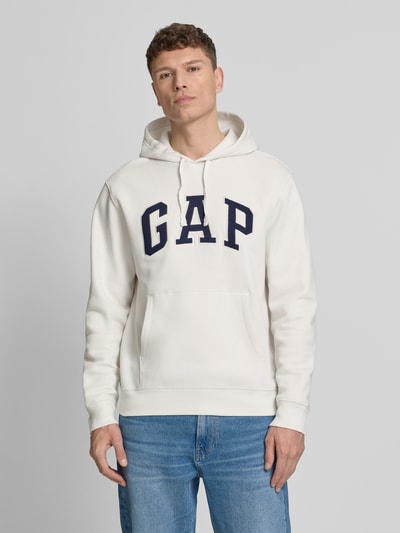 Mannenmodel draagt Hoodie met Kängurutasche van GAP, katoenmix, losse pasvorm, kangoeroezak, capuchon met tunnelkoord, labelstitching, ribboorden, ruglengte maat M 69 cm, mouwlengte maat M 65 cm, voorkant van het hele lichaam.