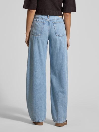 Frauenmodel trägt hellblaue Relaxed Fit Jeans im Used-Look Modell 'MEDLEY' von Drykorn aus Baumwolle, Ganzkörperansicht Rückansicht.