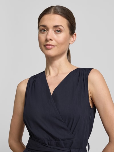 Kobiece modelka nosi sukienkę midi z dekoltem w serek i wiązanym paskiem Midikleid mit V-Ausschnitt und Bindegürtel von ROBE LÉGÈRE, mieszanka bawełny, linia a, długość tyłu w rozmiarze 36: 117 cm, szerokość w rozmiarze 36: 36 cm, ciemnogranatowy kolor, gładka tekstura. Zbliżenie górnej części ciała.