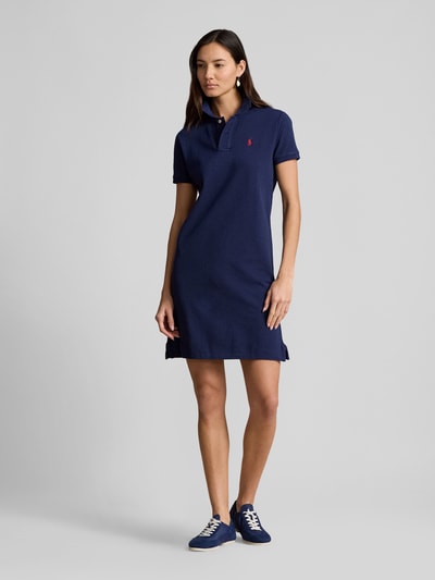 Frauenmodel trägt Regular Fit Minikleid mit Logo-Stitching Modell 'Polo' von Polo Ralph Lauren, dunkelblau, Polokragen, Baumwolle, Ganzkörperansicht von vorne.