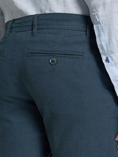 Männermodel trägt Slim Fit Chinoshorts aus Baumwoll-Mix Modell 'LUTON' von SELECTED HOMME, feine Webstruktur, Optik: Unifarben, Detailaufnahme.