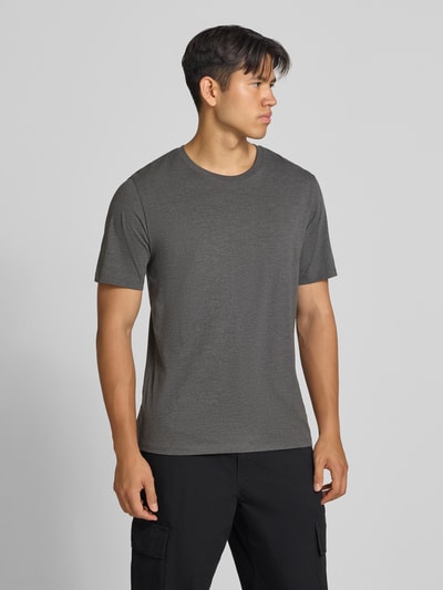 Męskimodel nosi Regular Fit T-Shirt aus Baumwoll-Mix Model 'Organic' von JACK & JONES, okrągły dekolt, długość tyłu w rozmiarze M: 70 cm, widok całej sylwetki z przodu.