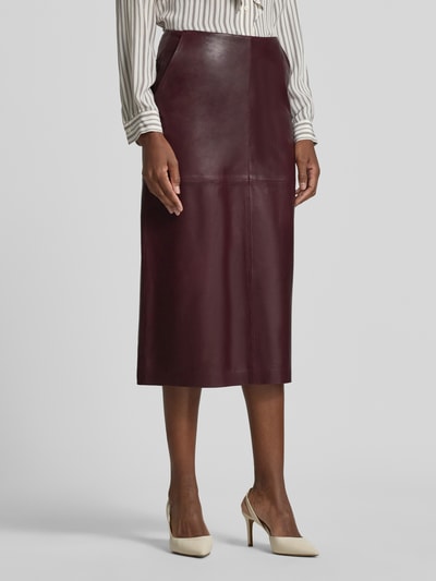 Frauenmodel trägt Lederrock aus echtem Leder in Midilänge von windsor., Balloon Fit, glatte Oberfläche, bordeaux, Nahaufnahme Unterkörper, Ganzkörperansicht von vorne.