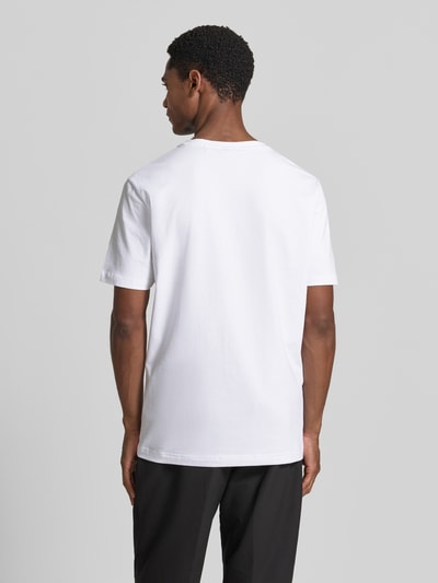 Mężczyznęmodel nosi białe Relaxed Fit T-Shirt aus Baumwoll-Mix Modell 'TS_NETWORK FLAG' von BOSS Green, gładka tekstura, Ganzkörperansicht Rückansicht.