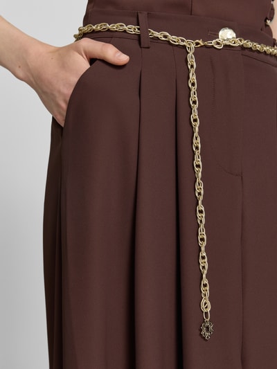 Frauenmodel trägt Midirock mit Drapierungen und Gürtel von Rinascimento in Braun, Material-Mix mit Stretch-Anteil, Nahaufnahme Hüfte.