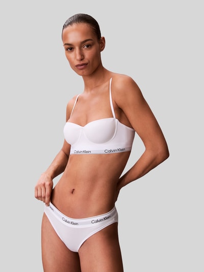 Frauenmodel trägt weißen Balconette BH mit Logo-Stitching von Calvin Klein Underwear aus elastischem Baumwoll-Mix mit Modal-Anteil, verstellbare Träger, Haken-Verschluss, Ganzkörperansicht von vorne.
