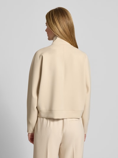 Vrouwenmodel draagt Jacke mit Stehkragen Modell 'Ulara' van Someday in licht beige materaalmix met stretch, los model, rugaanzicht