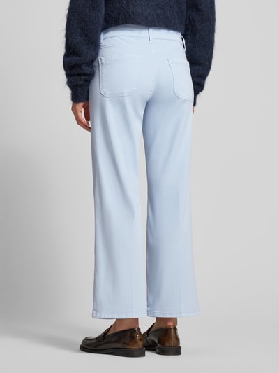 Kobiece modelka nosi Cropped Jeans mit Bügelfalten und Eingrifftaschen von Cambio, mieszanka bawełny z dodatkiem streczu, kanty, wpuszczane kieszenie, krój krótki, jasnoniebieski, szerokość w rozmiarze 36: 39 cm, długość wewnętrzna nogawki w rozmiarze 36: 70 cm, widok całej sylwetki z tyłu.