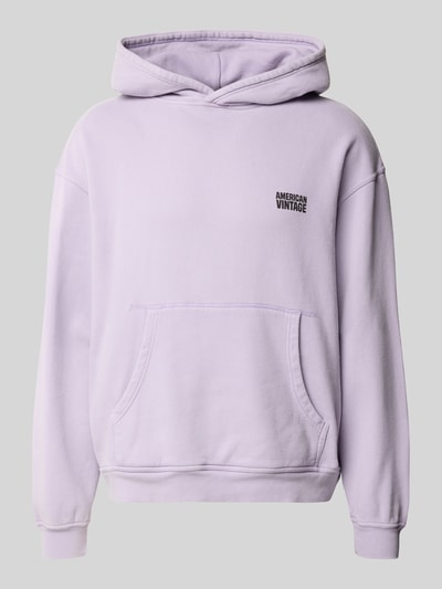 Produktfoto, Hoodie mit Logo Modell 'PLIZZY' von American Vintage z bawełny, krój relaxed fit, kieszeń kangurka, kolor jasnofioletowy, długość tyłu w rozmiarze M: 66 cm, długość rękawów w rozmiarze M: 60 cm