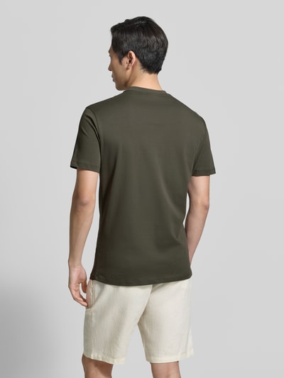 Männermodel trägt Regular Fit T-Shirt mit Logo-Patch von ARMANI EXCHANGE in Olivgrün, reine Baumwolle, Ganzkörperansicht Rückansicht.