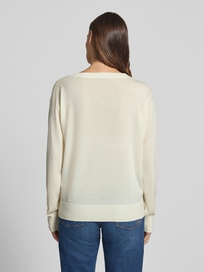 Frauenmodel trägt Regular Fit Pullover aus reiner Schurwolle von BOSS in Creme, glatte Textur, Damen Pullover, Ganzkörperansicht Rückansicht.