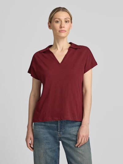 Frauenmodel trägt Regular Fit Poloshirt aus reiner Baumwolle von s.Oliver RED LABEL in Dunkelrot, lockere Form, Ganzkörperansicht von vorne.