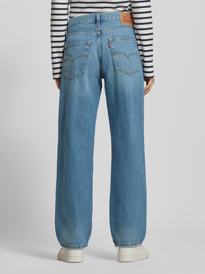 Frauenmodel trägt Jeans mit 5-Pocket-Design von Levi's®, aus reiner Baumwolle im Used-Look, lockerer Schnitt, Ganzkörperansicht Rückansicht.