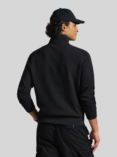 Männermodel trägt Regular Fit Sweatshirt aus Baumwoll-Mix von Polo Ralph Lauren, efekt: jednolity kolor, krój regular fit, wyhaftowane logo, kołnierz zapinany, rękawy: długi rękaw, materiał: mieszanka bawełny, Ganzkörperansicht Rückansicht.