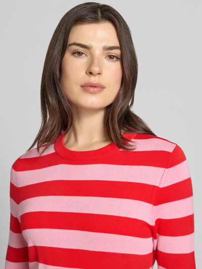Frauenmodel trägt Regular Fit Pullover aus Baumwoll-Modal-Mix von s.Oliver BLACK LABEL, Optik:Allover-Muster in Rot und Rosa, Nahaufnahme Oberkörper.