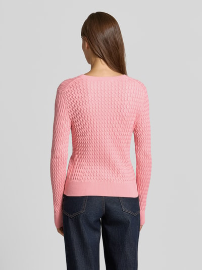 Vrouwenmodel draagt Regular fit pullover uit puur katoen van Tommy Hilfiger in lichtroze met structuurpatroon, Dames pullover, volledig zicht van achteren.