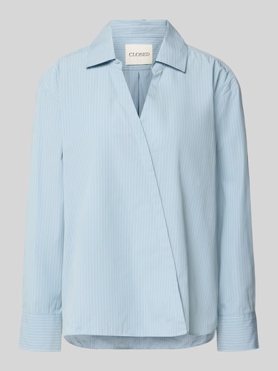 Produktfoto, Regular Fit Bluse mit V-Ausschnitt von Closed, jasnoniebieska bawełna, krój regular fit, kołnierz koszulowy, długość tyłu w rozmiarze S: 70 cm, długość rękawa w rozmiarze S: 57 cm, delikatny pasiasty wzór