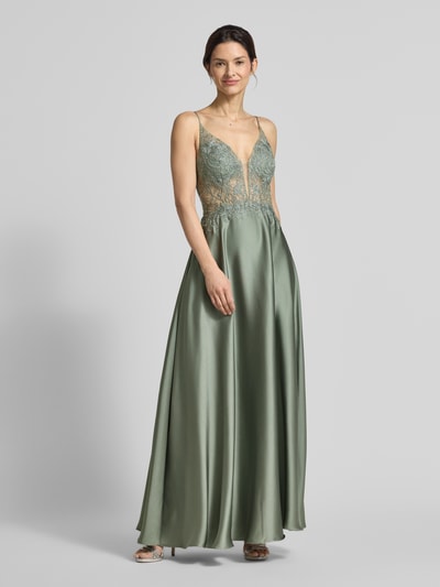 Vrouwenmodel draagt Regular Fit Abendkleid mit floralem Stitching van Laona, semitransparant design, bloemenstiksel, satijn, siersteentjes, spaghetti bandjes, ritssluiting, groene tinten, volledige lichaamsaanzicht van voren.