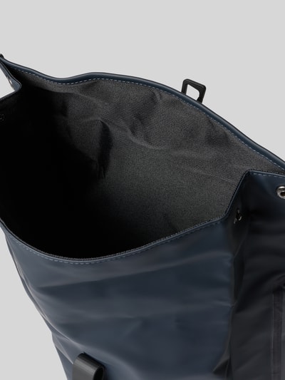 Produktfoto, Rucksack mit Logo-Detail von Rains in Dunkelblau, strukturiertes Innenfutter, Karabinerhaken, Rolltop, Detailaufnahme, Hauptfach sichtbar, verstellbare Schulterriemen
