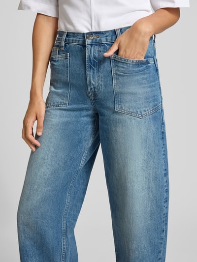 Vrouwenmodel draagt Straight Fit Jeans in verkorte pasvorm model 'VEYRA' van Samsøe Samsøe, puur katoen, 5-pocketmodel, knoop- en ritssluiting, detailopname bovenlichaam