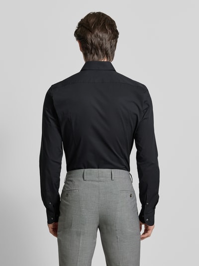 Männermodel trägt Slim Fit Businesshemd mit extra langem Arm von BOSS in Schwarz, Popeline-Baumwoll-Mix, Ganzkörperansicht Rückansicht.