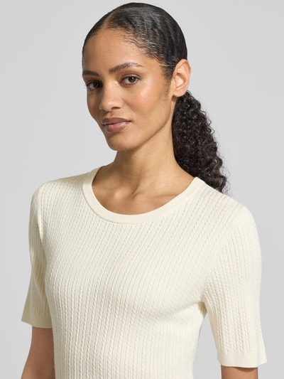 Frauenmodel trägt Sim Fit Strickpullover aus Viskose-Mix mit Zopfmuster von Christian Berg Woman Selection in Creme, Nahaufnahme Oberkörper.
