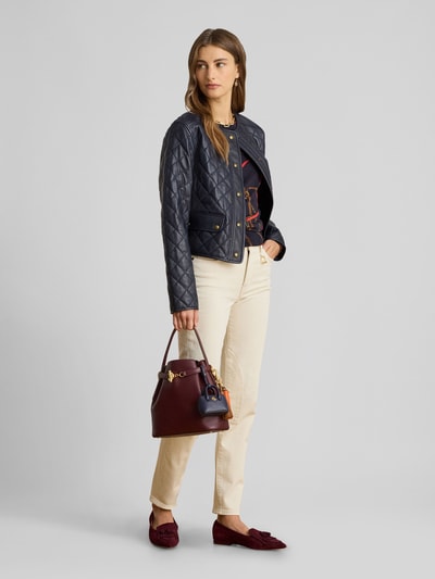 Frauenmodel trägt Cropped Lederjacke aus reinem Lammleder von Lauren Ralph Lauren, Optik: Unifarben, Regular-Fit, Stehkragen, Druckknopfleiste, Länge: Cropped, Langarm, Rumpfabschluss: Gerade, Pattentaschen, gestepptes Leder, Material: Reines Lammleder, Ganzkörperansicht von vorne.