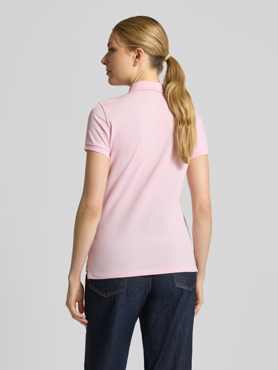 Frauenmodel trägt Regular Fit Poloshirt aus Baumwoll-Mix Modell 'JULIE' von Polo Ralph Lauren, Optik: Unifarben, Ganzkörperansicht Rückansicht.