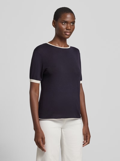 Frauenmodel trägt Strickshirt mit Rundhalsausschnitt von comma, Viskose-Mix, Slim Fit, Kontraststreifen, navy mit weißen Details, Ganzkörperansicht von vorne.