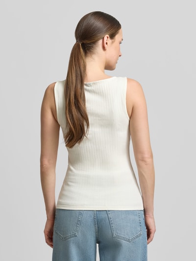 Modelka nosi Slim Fit Tank Top aus Baumwoll-Mix Model 'RUBY' von Vero Moda, efekt: jednolity kolor, krój slim fit, dekolt w łódkę, szerokie ramiączka, wykończenie materiału: prążkowanie, materiał: mieszanka bawełny, widok całej sylwetki od tyłu.