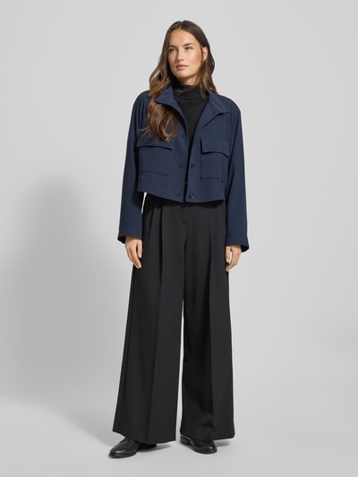 Frauenmodel trägt Relaxed Fit Kurzblazer mit Brustpattentaschen Modell 'JOTANA' von BOSS, Optik: Unifarben, Regular-Fit, Stehkragen, einreihige Knopfleiste, Langarm, Raglanärmel, Ganzkörperansicht von vorne.
