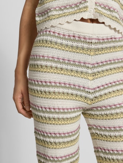 Frauenmodel trägt Bootcut Hose im Allover-Look von Review, Reine Baumwolle, elastischer Bund, Nahaufnahme Oberkörper.