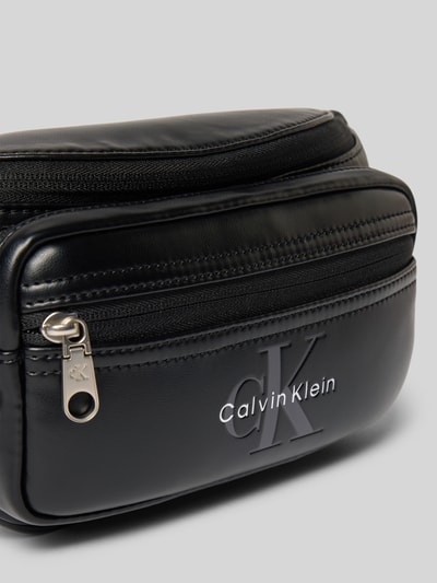 Produktfoto, schwarze Umhängetasche mit Logo-Prägung Modell 'BOLD LOGO WEBBING WAISTBA' von CK Calvin Klein, glatte Oberfläche, Herren