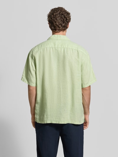 Männermodel trägt Regular Fit Leinenhemd mit Reverskragen von MCNEAL in Hellgrün, reine Leinen, Knopfleiste, Kurzärmelig, Ganzkörperansicht Rückansicht.