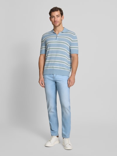 Männermodel trägt Straight Fit Jeans mit Logo-Detail Modell 'Mitch' van JOOP! Jeans aus katoenmix, 5-pocketmodel, lichtblauw, ganzkörperansicht von vorne.