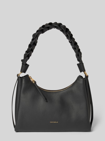 Produktfoto, czarna torebka z ziarnistą fakturą, efekt plecionki na pasku na ramię, detal z logo, model 'BOHEME GRANA DOUBLE HOBO' od Coccinelle, główne przegrody zapinane na zamek błyskawiczny, szerokość w rozmiarze 1: 30 cm, długość w rozmiarze 1: 22 cm, głębokość w rozmiarze 1: 11 cm, długość paska na ramię w rozmiarze 1: 50 cm