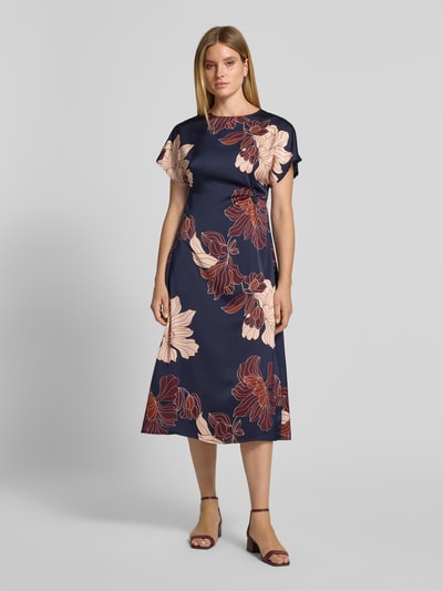 Frauenmodel trägt Midikleid aus Satin von Christian Berg Woman Selection mit floralem Allover-Print, taillierte Passform, Ganzkörperansicht von vorne.