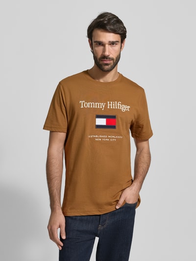 Männermodel trägt Regular Fit T-Shirt aus reiner Baumwolle von Tommy Hilfiger, Optik: Unifarben, Label-Schriftzug, Label-Stitching, Rundhals, Kurzarm, Materialverarbeitung: Jersey, Material: reine Baumwolle, Ganzkörperansicht von vorne.
