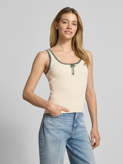 Frauenmodel trägt Slim Fit Tank Top aus Viskose-Mix Modell 'BARDOT' von Vero Moda in Beige mit grünen Details, Rippstrick, Nahaufnahme Oberkörper.